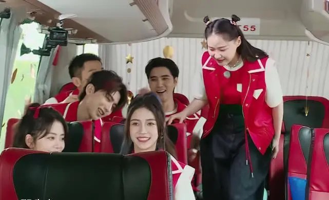 《奔跑吧》中蔡徐坤和金靖在车内的对话都有哪些笑点呢?