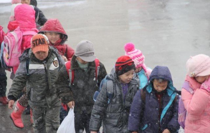 俄小学生顶暴风雪放学回家视频走红，零下50度他们都穿什么？