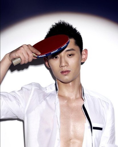 张继科在节目中自曝曾两次掉井盖，中招的原因是什么？