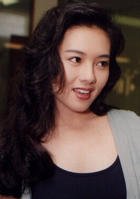 在《富贵逼人1-3部》中演沈殿霞二女儿的是谁？？