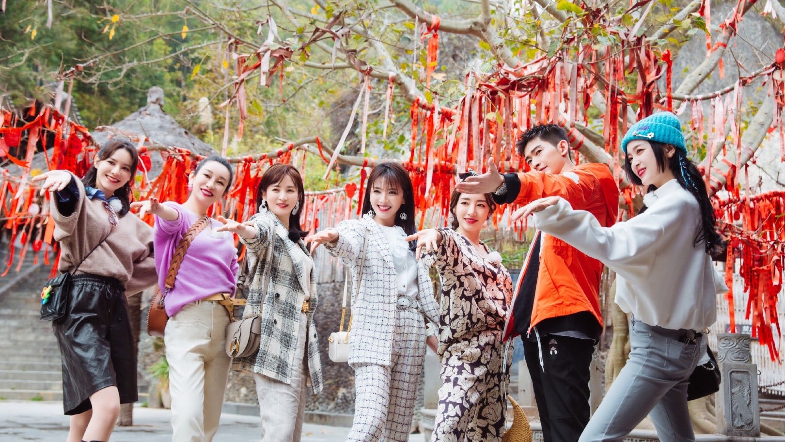 综艺节目中，蒋勤勤、秦海璐、刘涛素颜同框，她们三人的素颜状态如何？