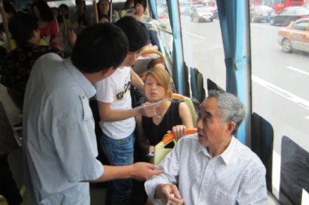 公交车突然启动致老人遭碾轧，事情到底是怎么回事呢？