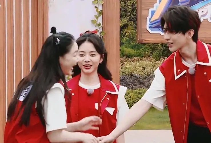 《奔跑吧》中蔡徐坤和金靖在车内的对话都有哪些笑点呢?