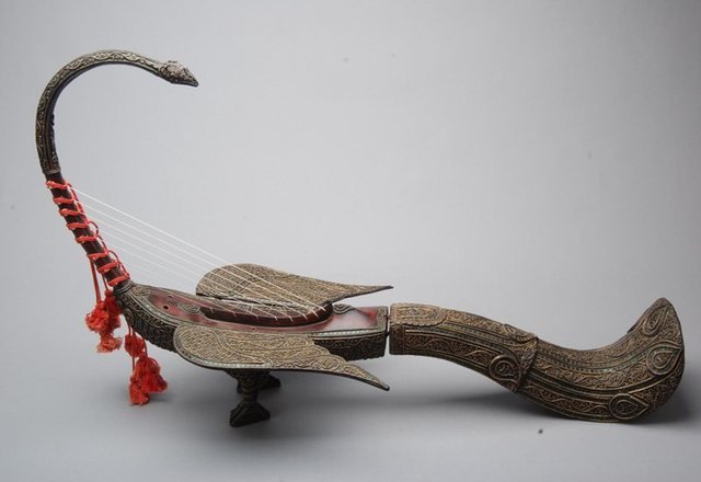 李贺诗句“吴丝蜀相张高秋”中的“吴丝蜀相”代指什么乐器?