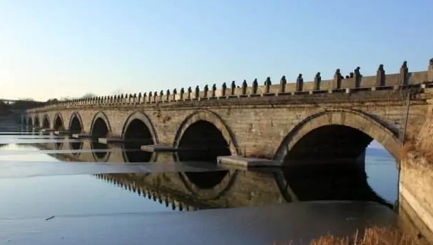 卢沟桥离水面高约几丈有多少根铁索组成?