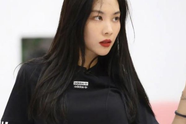 王霏霏因为李佳琦变成大嗓门,这是怎么回事?