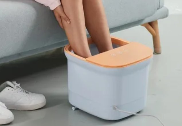 女子加热电动泡脚桶，底部竟自燃，遇到这种状况该如何处理呢？