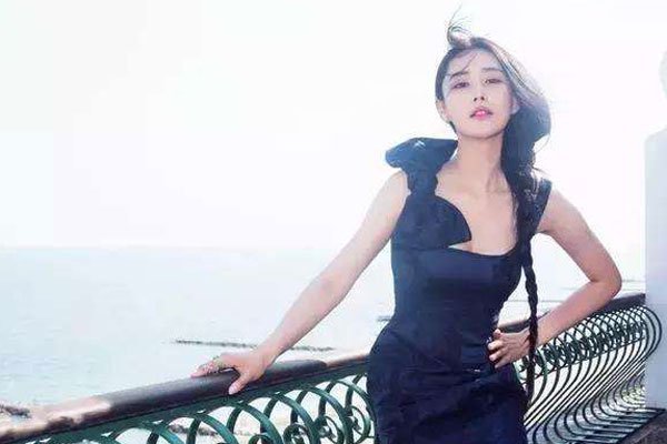 张馨予和吴卓羲大尺度床照事件 她的黑历史遭扒