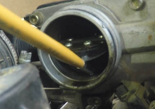 一汽大众行车电脑报故障码迈腾气缸列1,燃油测量系统怠速转速时系统过稀,是什么问题请高师点明，