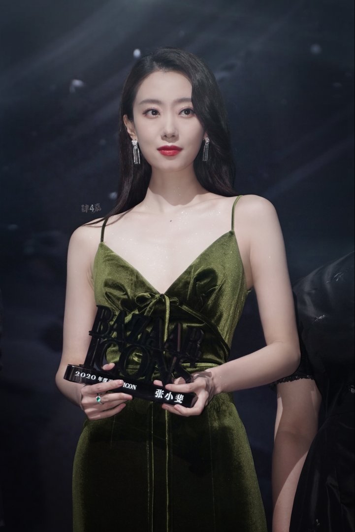 张小斐:美女不要总扯肩带,为何她在在舞台上不停扯肩带?