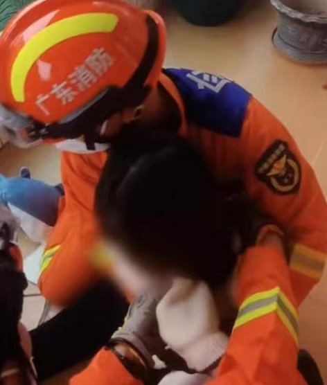 佛山一母亲死死抱住轻生女儿消防破门救回，这件事起到了哪些警示作用？