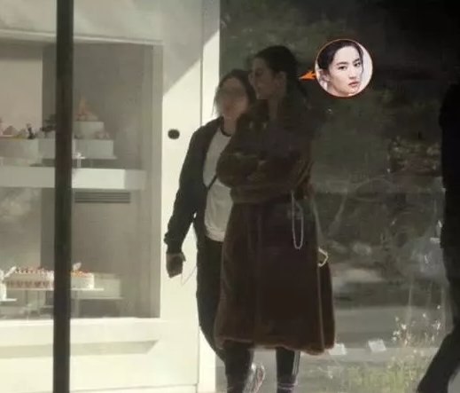 刘亦菲穿貂皮衣去吃小龙虾,她的状态如何?