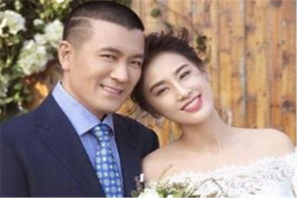 黄圣依杨子家族为奶奶换头像火了,他们一家关系有多好?