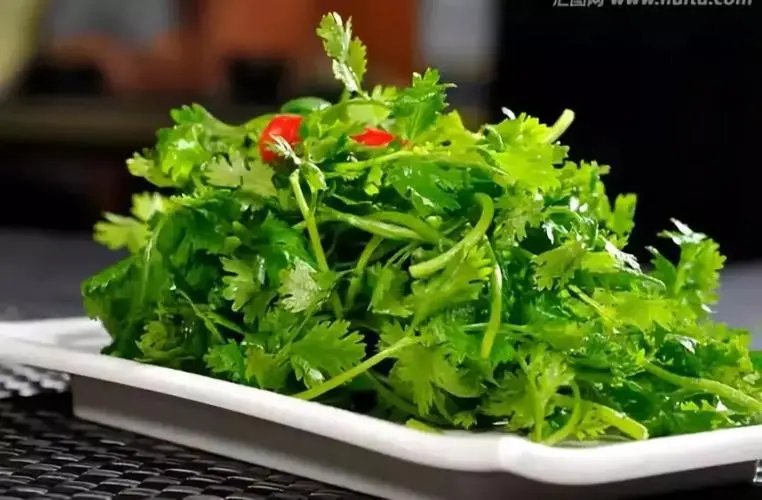 香菜和柠檬相比，哪个的维生素含量比较高？