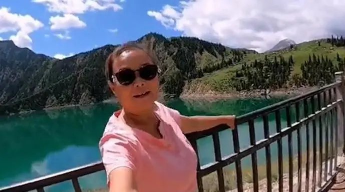 自驾游阿姨欲送上千朵花给同龄女性，这位阿姨的举动有多暖心？