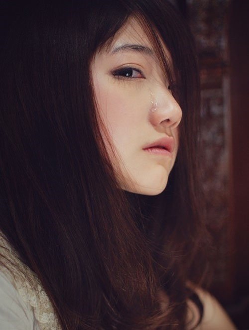 谁有带泪的鱼酷狗上的图片,侧脸鼻尖有颗眼泪的那张