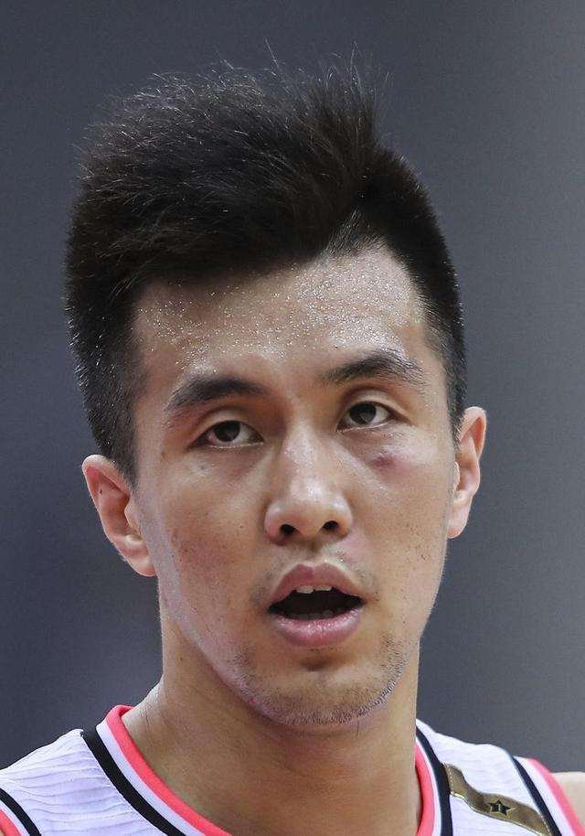 郭艾伦送老叔回沈阳没戴口罩，竟被CBA公司书面警告？