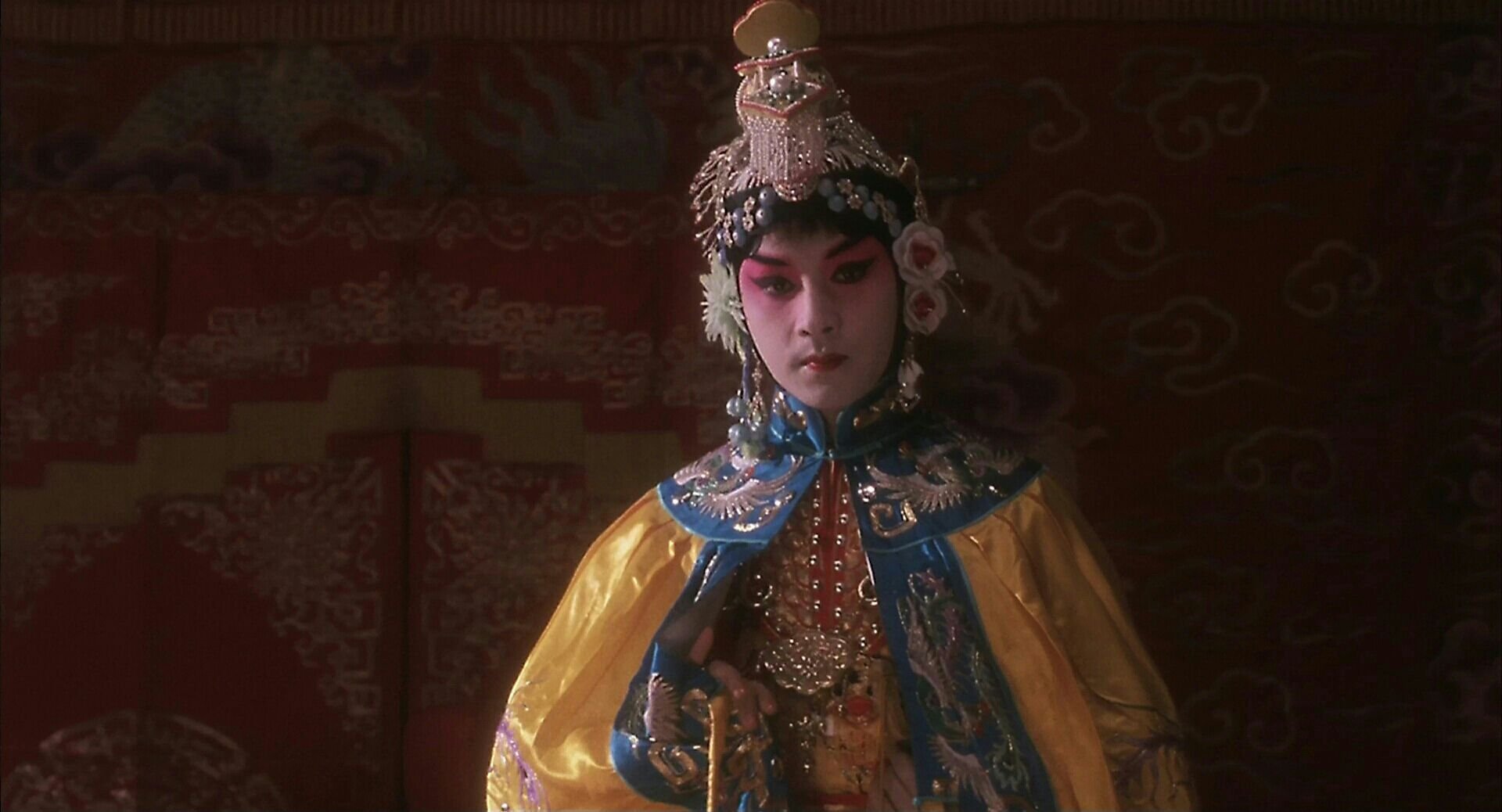 电影《霸王别姬》中，程蝶衣的男性身份是如何被阉割的？