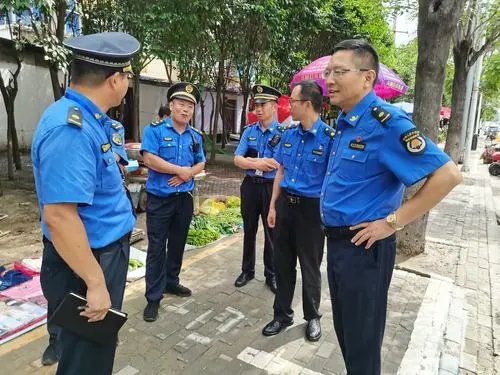 南宁通报城管与摊贩发生冲突，此事背后暴露出了哪些问题？