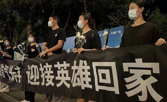 在陕务工男子跳水勇救5人后牺牲，儿子跪别父亲遗体，你对这一幕有何感触？