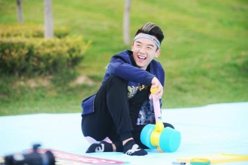 郑恺苗苗录制跑男,公交车偶遇郑恺,他的亲和力有多强?