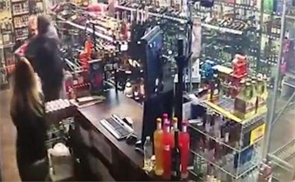 抢劫反遭母女反击是怎么回事？