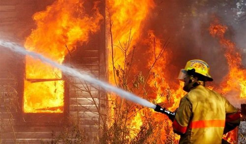 河南一工厂发生火灾，记者直播工厂火灾手机被抢遭警告，怎么看待这种行为？