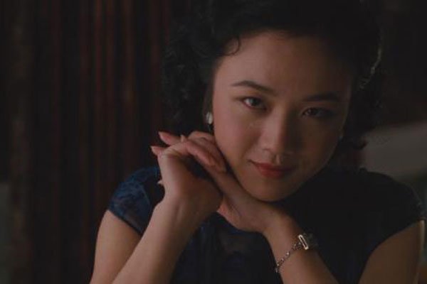 色戒汤唯衣服被撕都看到了 有不少的镜头是被裁剪掉的