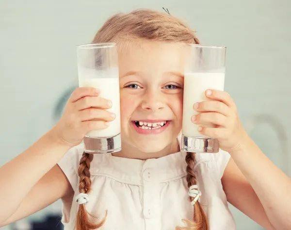 让孩子疯狂喝牛奶,真的有助于智力发育吗?