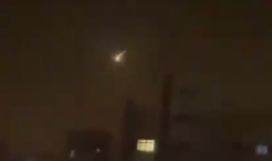 巨型火球深夜坠落台湾，连续爆燃强光闪耀天际，这一景象有多壮观？