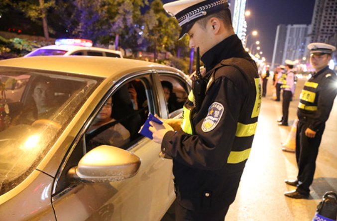 江西玛莎拉蒂女醉驾喊于伟,警方通报来了,此事中哪些信息值得关注?