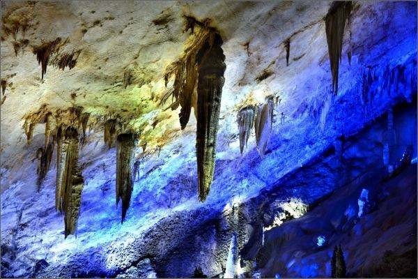石灰岩洞中，为什么会生长着石笋和钟乳石？