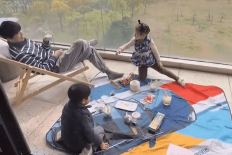 上海一家庭在阳台划船露营野餐，这是种什么样的体验？