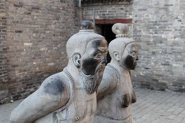 一千多年秦桧等四人长跪岳坟前,秦桧当年到底做了什么?