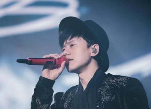 张杰哭到唱不下去，张杰为何在演唱会上情绪如此崩溃？