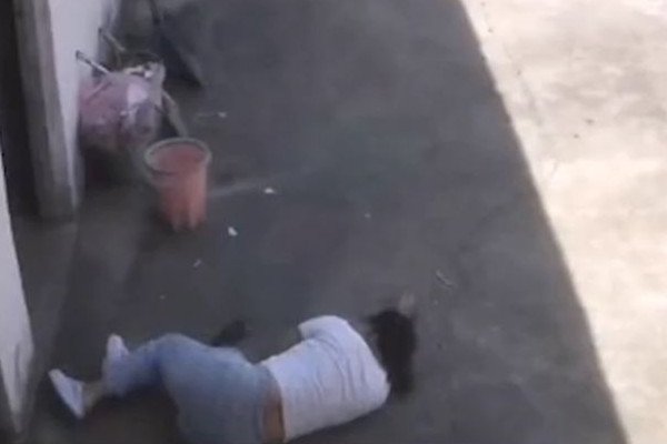 安徽一女子晕倒，闺蜜鞋都没穿好赶来救人，你想拥有这样的友情吗？