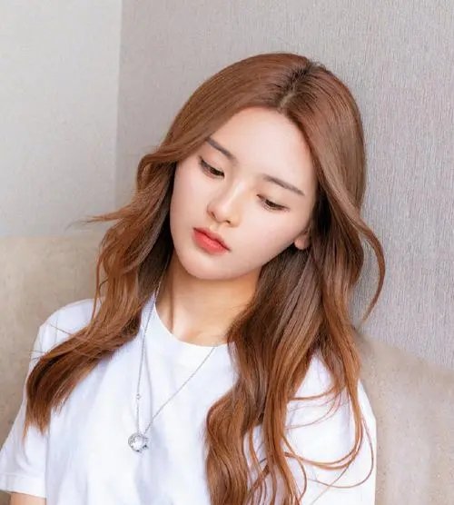 杨超越在《极限挑战》中用口香糖开椰子,她是怎么做到的?