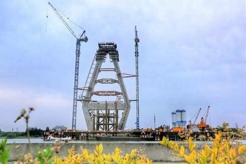 一项工程，甲单独做要10天，乙单独做要15天，丙单独做要20天。三人合作期间，甲因病请假，工程6天完成，问