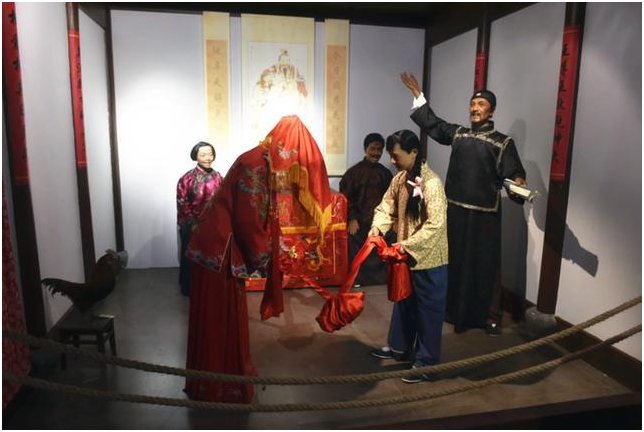 贵州一小伙“代姐出嫁”，新娘装扮好似女子，真正的新娘为何不出现？