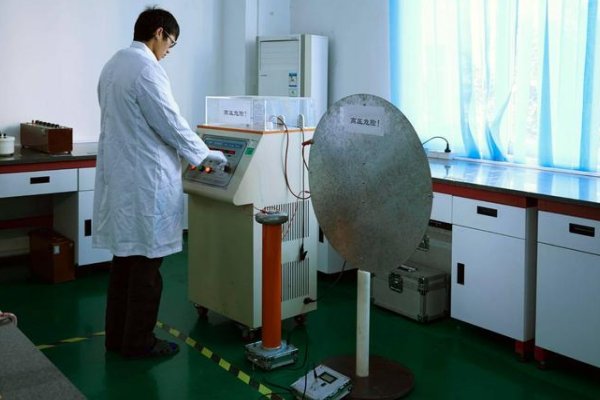 用线式电位差计如何测量干电池的电动势?