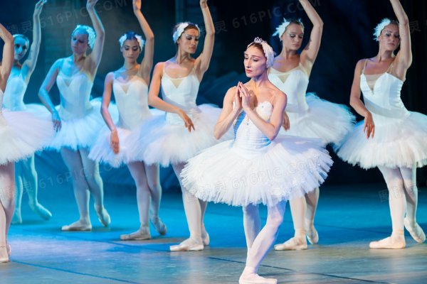 芭蕾起源于十五至十六世纪文艺复兴全盛时期的()