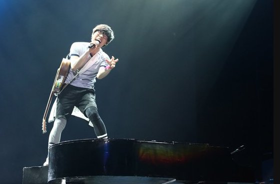 有首歌曲的一句歌词是“我爱你，快回到我身边”。请问是什么歌