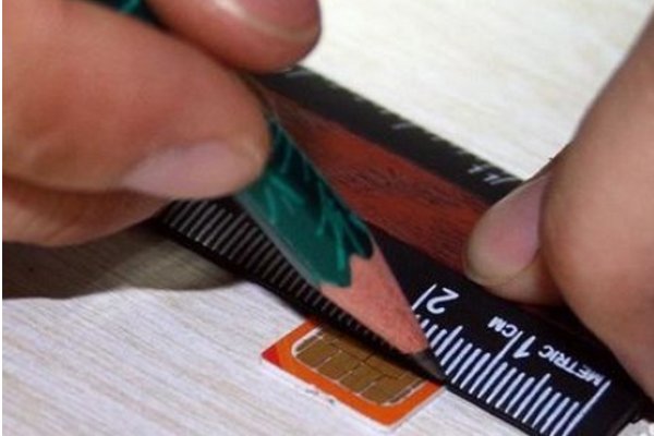 换了新手机需要用小卡，那么如何剪裁成小卡，如果以后想用大卡又该怎么办？