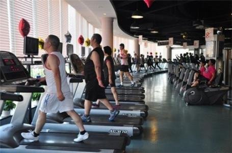 女子脱衣全裸大闹健身房，她为何这么做？