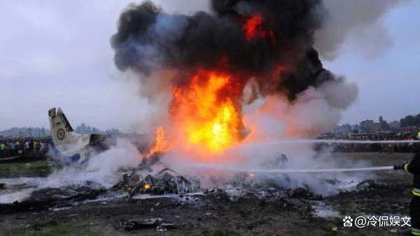 东航一客机失事，人一直都在飞机里，为何空难后却很难找到遇难者的遗体呢？