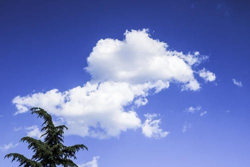 云朵在天空飘荡比喻句？