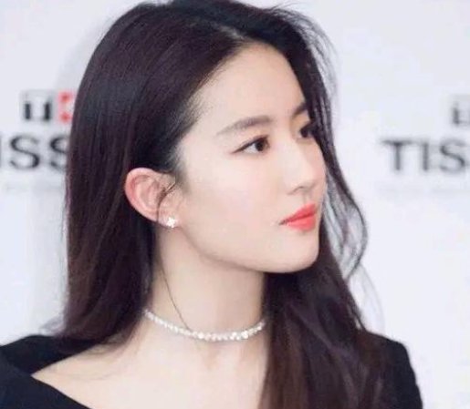 刘亦菲再陷年龄造假争议，她本人对此事作何态度？