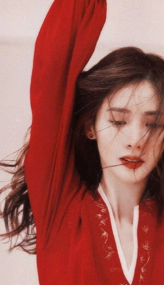 金晨舞蹈功底到底有多好?高抬腿倒水惊讶所有人,人美又会跳舞,你怎么看?