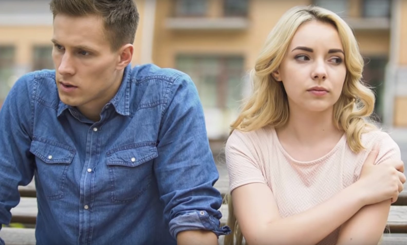 情夫想在车上发生关系，女子杀死情夫并报警，女子属于正当防卫吗？