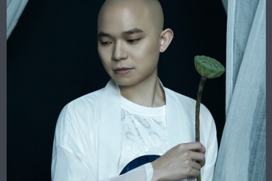 前路漫漫雨纷纷谁在痴痴等是什么歌